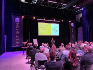 Robotics event op Perron038, zaal met mensen