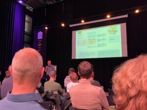 Robotics event op Perron038, zaal met mensen