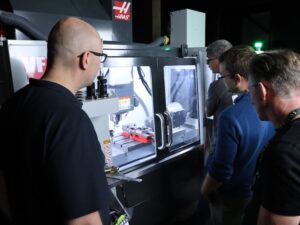 De HAAS CNC machine op Perron038, met Meltio 3D printkop, tijdens de training gegeven door de leverancier.