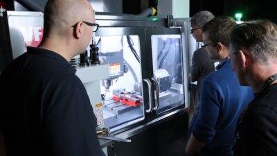 De HAAS CNC machine op Perron038, met Meltio 3D printkop, tijdens de training gegeven door de leverancier.