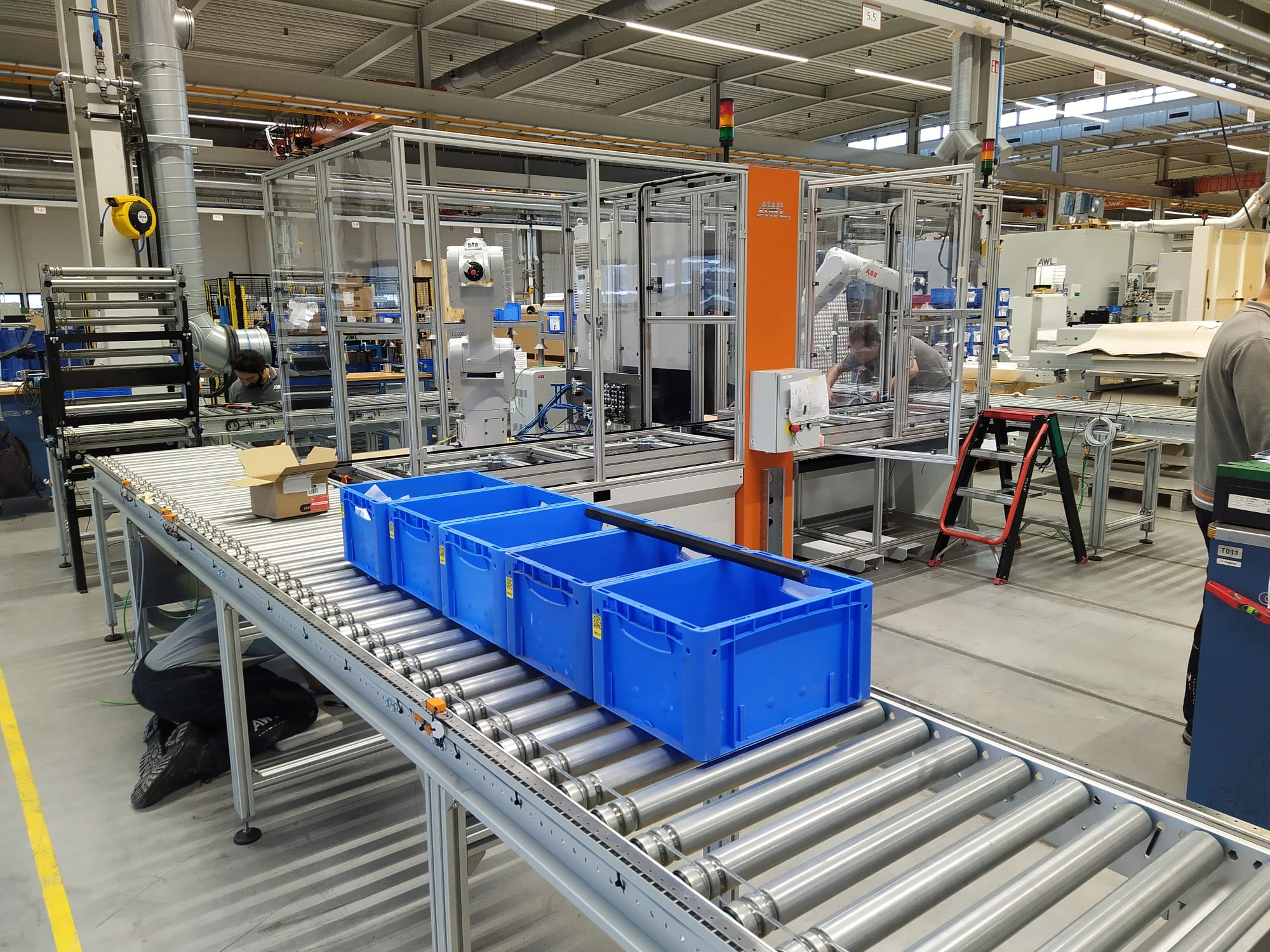 Robotcellen van AWL die in de fabriek van Perron038 komen